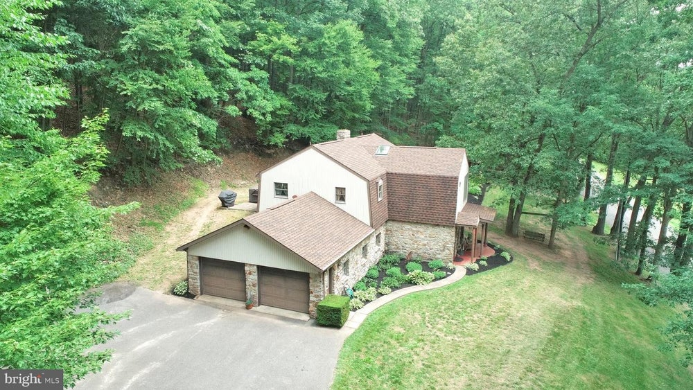 1637 Mountain Rd, DALMATIA, PA 17017 BHGRE