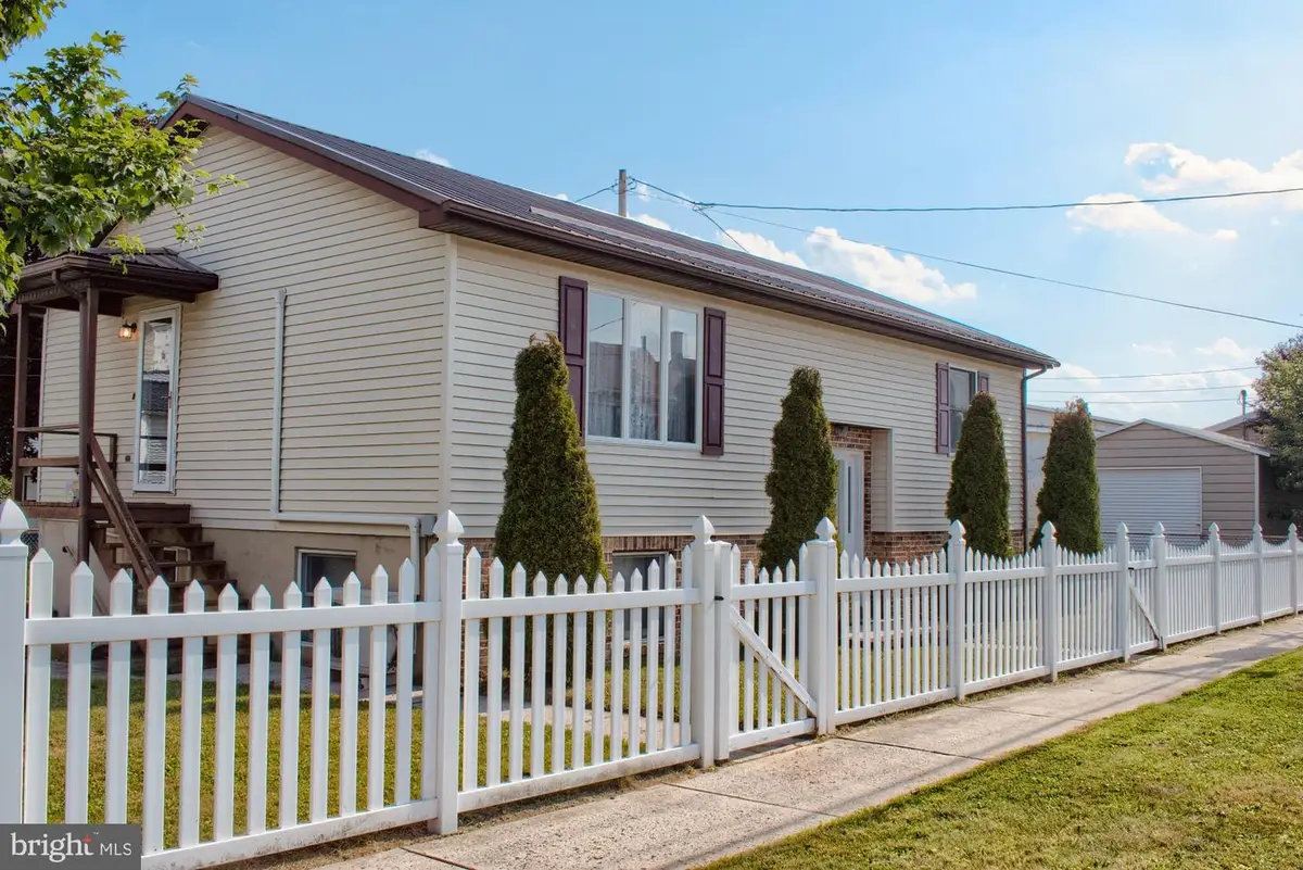 418 5th W, Mount Carmel, PA 17851 - #1