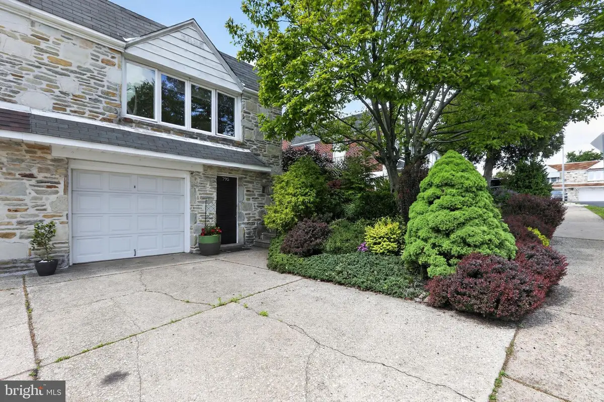 795 Hill Rd, Philadelphia, PA 19128 - #1