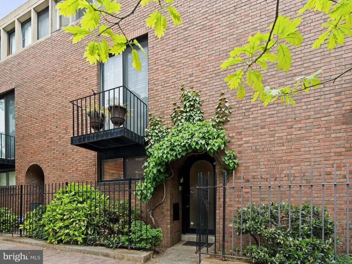 245 S 3rd St, Philadelphia, PA 19106 - #1