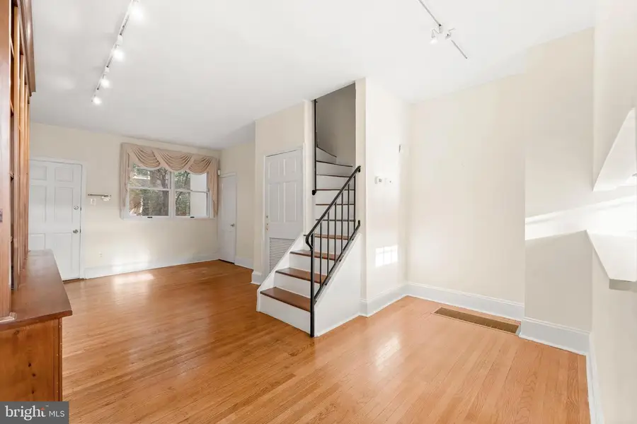 327 Lawrence Ct, Philadelphia, PA 19106 - #2