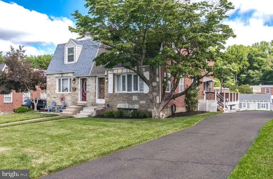 8606 Bridle Rd, Philadelphia, PA 19115 - #2