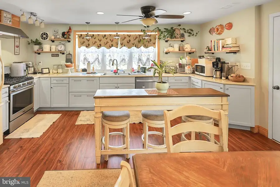 9916 S Canterbury Rd, Philadelphia, PA 19114 - #3