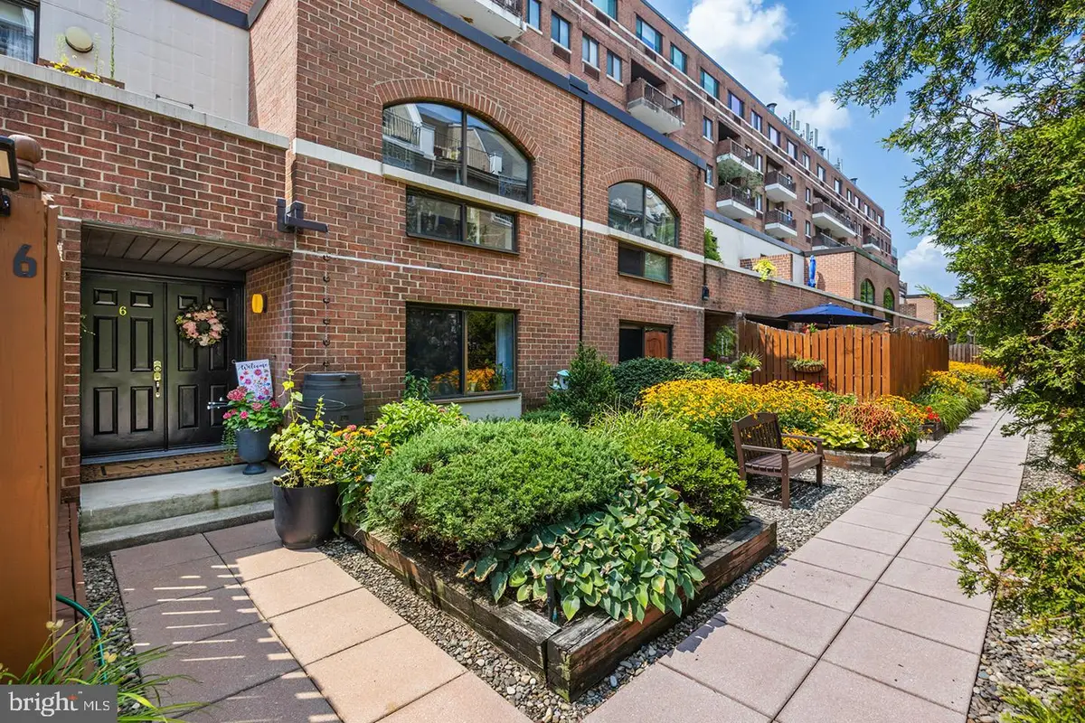 200-10 Lombard St, Philadelphia, PA 19147 - #1