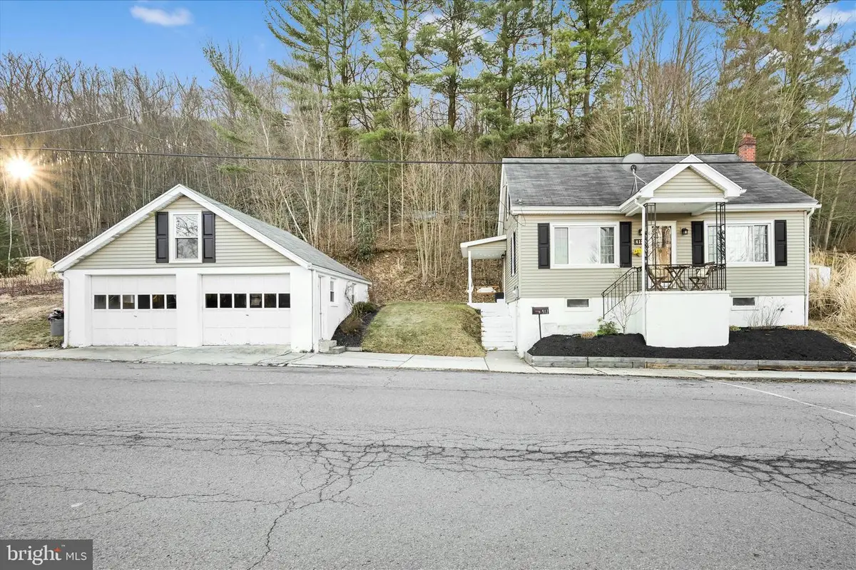 412 E Bacon St, Pottsville, PA 17901 - #1