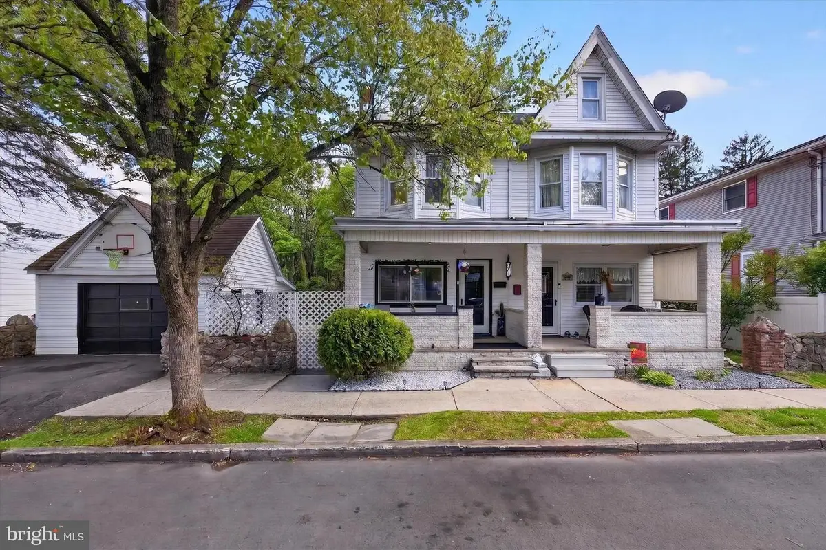 432 W Spring St, Frackville, PA 17931 - #1