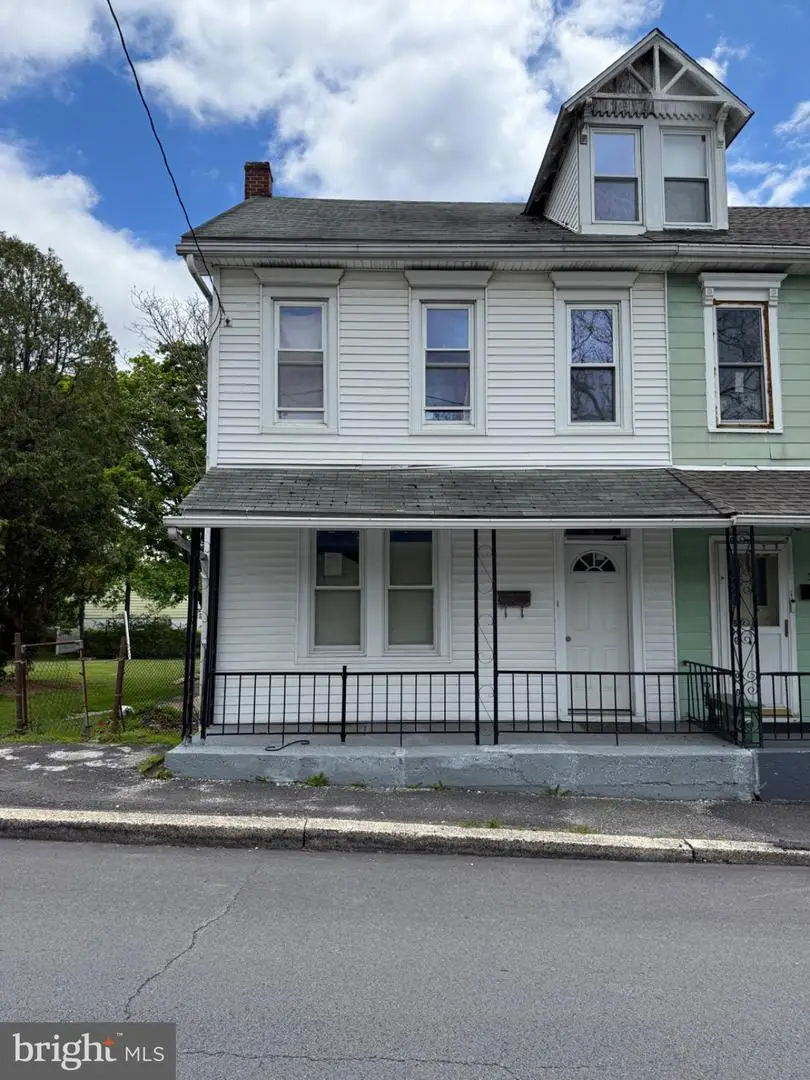 328 E Oak St, Frackville, PA 17931 - #1