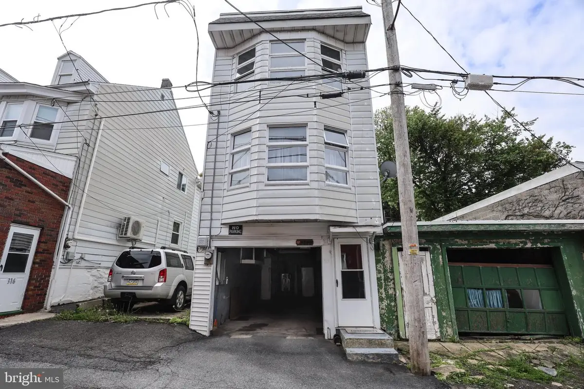 320 W New York St, Shenandoah, PA 17976 - #1