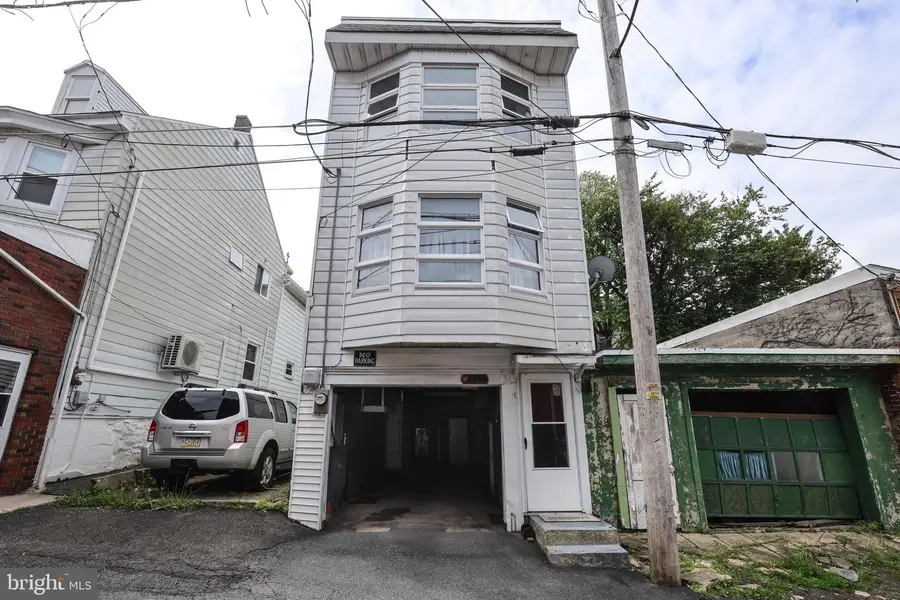 320 W New York St, Shenandoah, PA 17976 - #2
