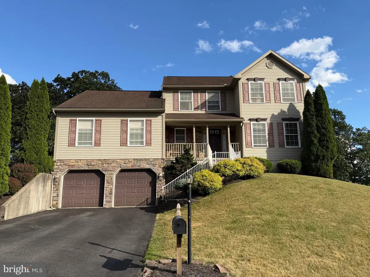 84 Oak Ledge Ave, Schuylkill Haven, PA 17972 - #1