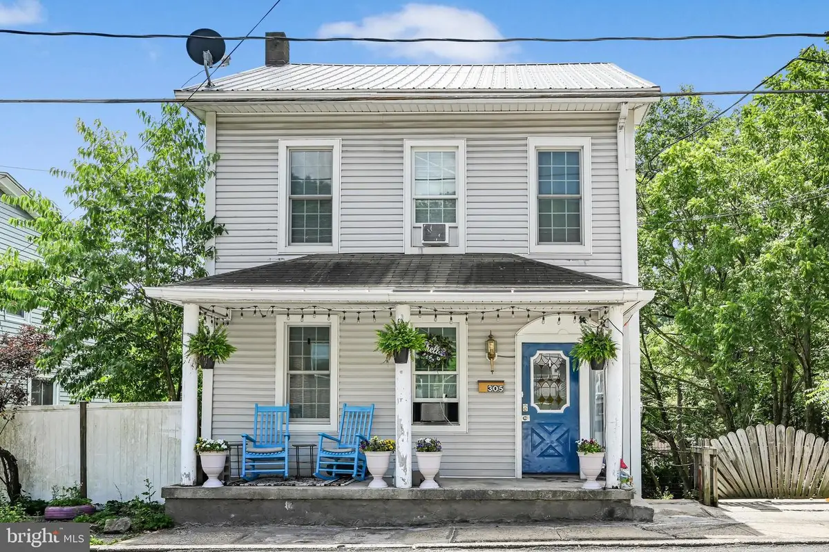 305 W Center St, Tremont, PA 17981 - #1