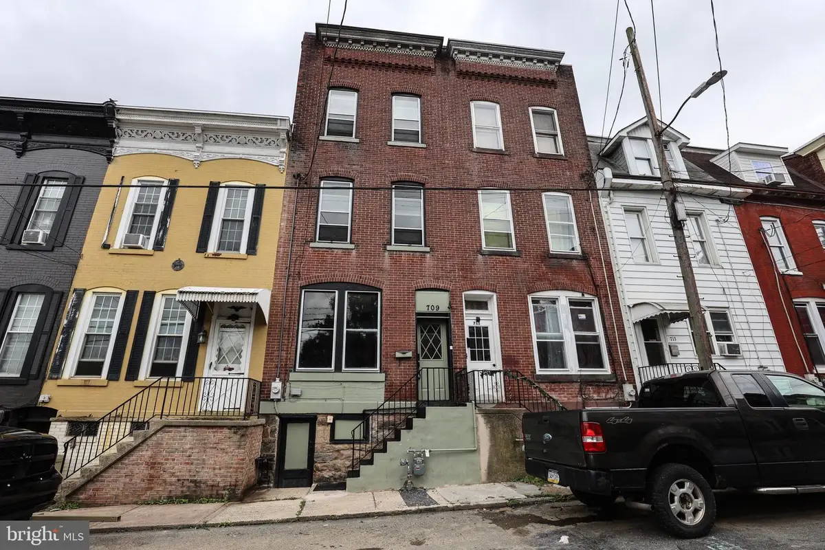 709 W Norwegian St, Pottsville, PA 17901 - #1