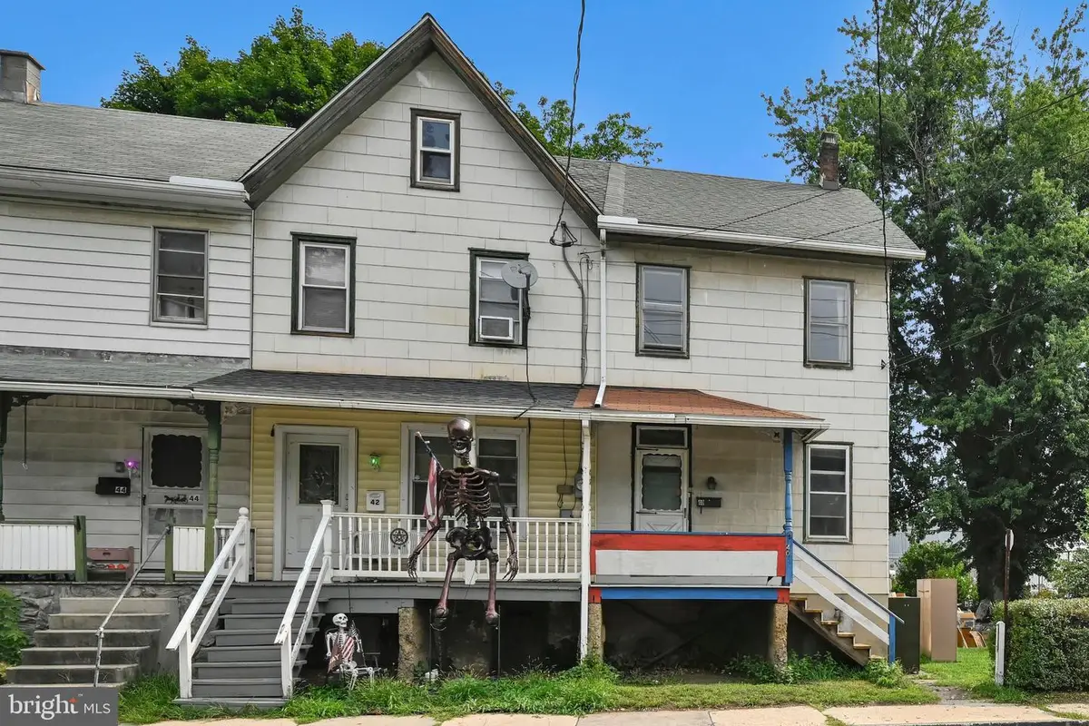 40 N Tulpehocken St, Pine Grove, PA 17963 - #1