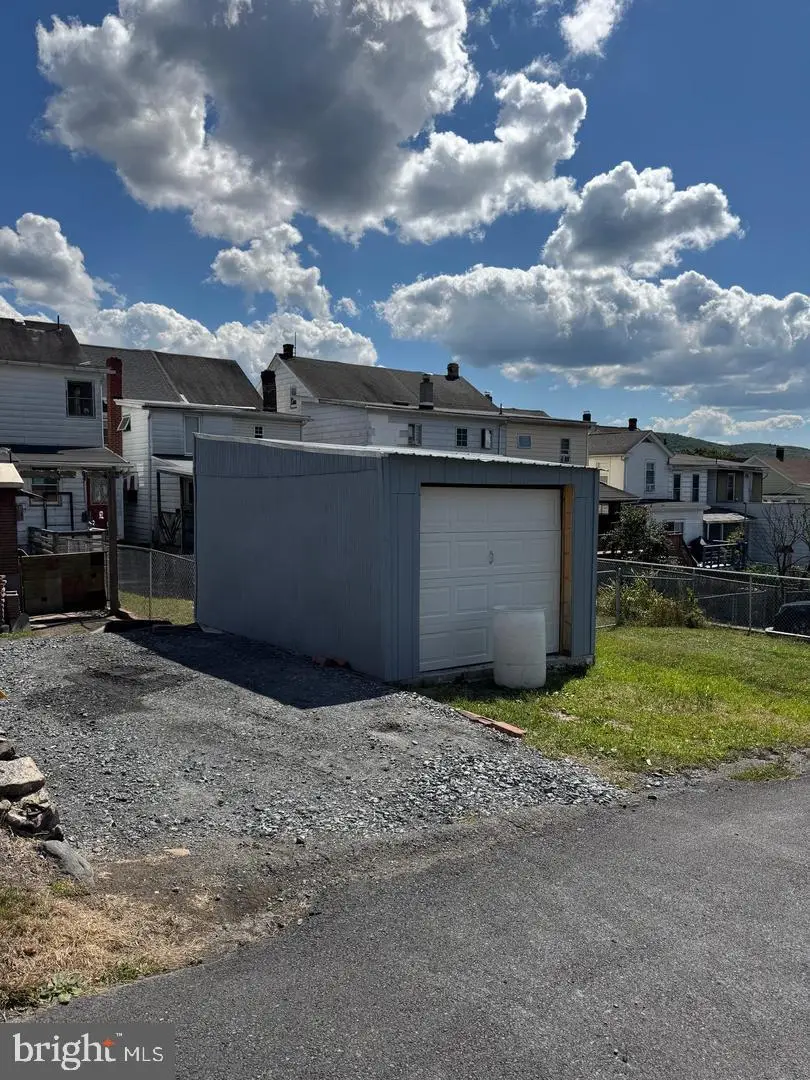 413 E Union St, Tamaqua, PA 18252 - #3