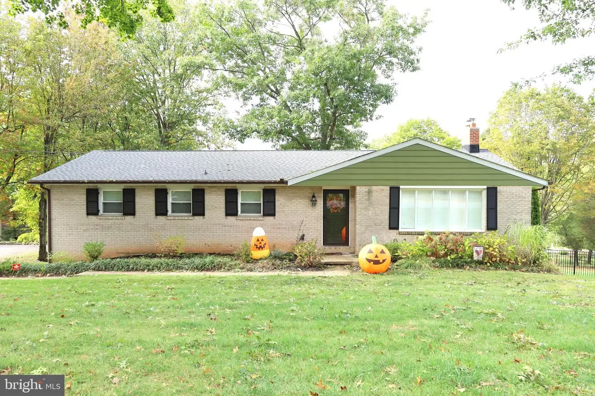 379 Holyoke Dr, York, PA 17402 - Image #1