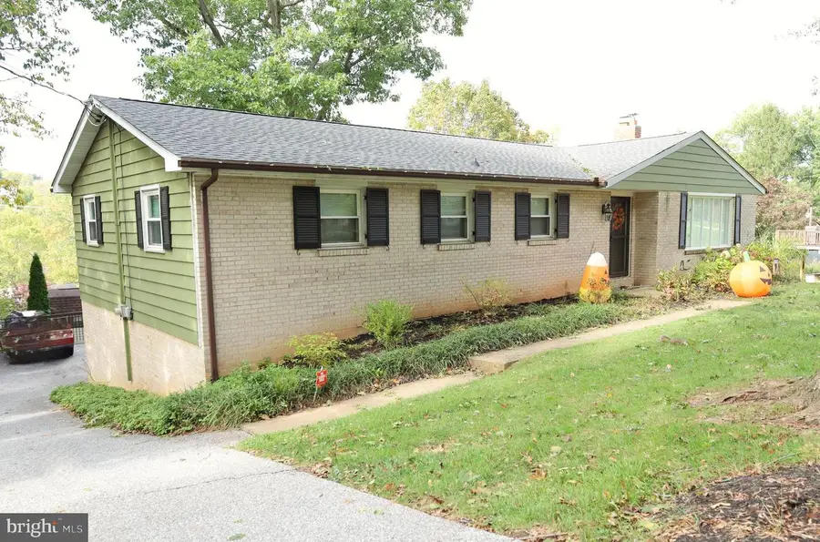 379 Holyoke Dr, York, PA 17402 - Image #3