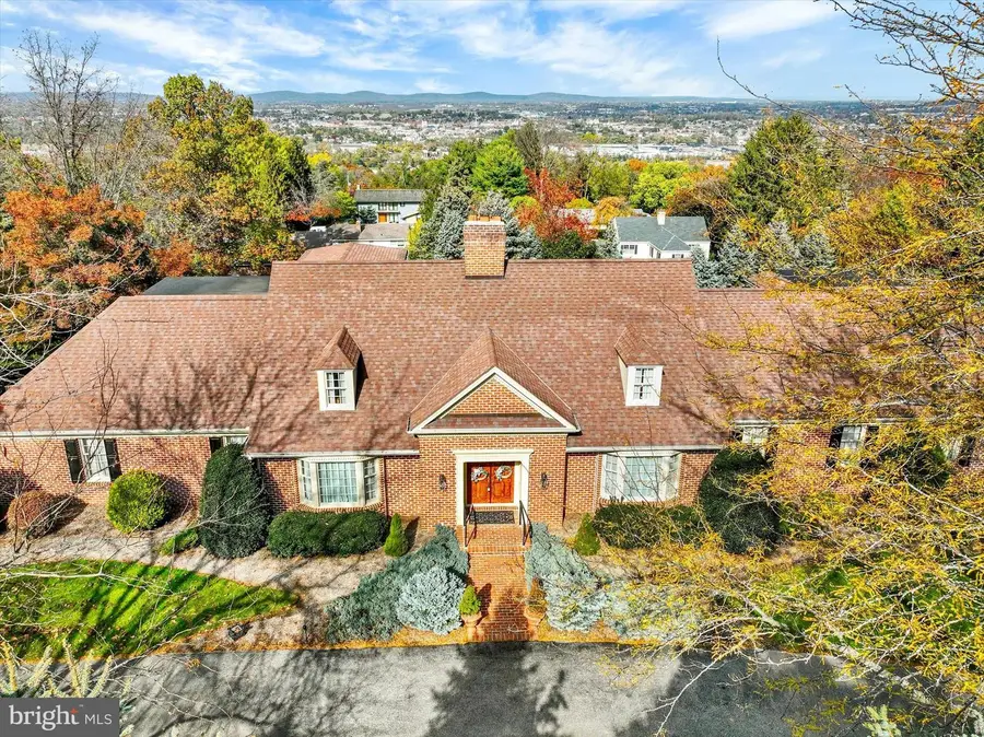 925 Summit Cir N, York, PA 17403 - Image #2