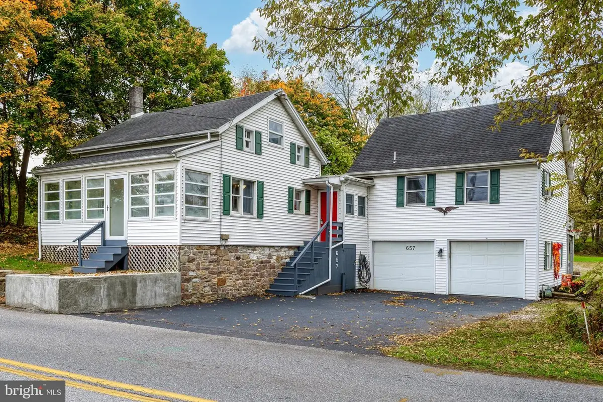 657 Sinking Springs Ln, Emigsville, PA 17318 - Image #1