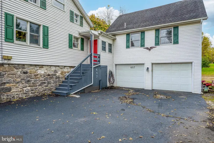 657 Sinking Springs Ln, Emigsville, PA 17318 - Image #2
