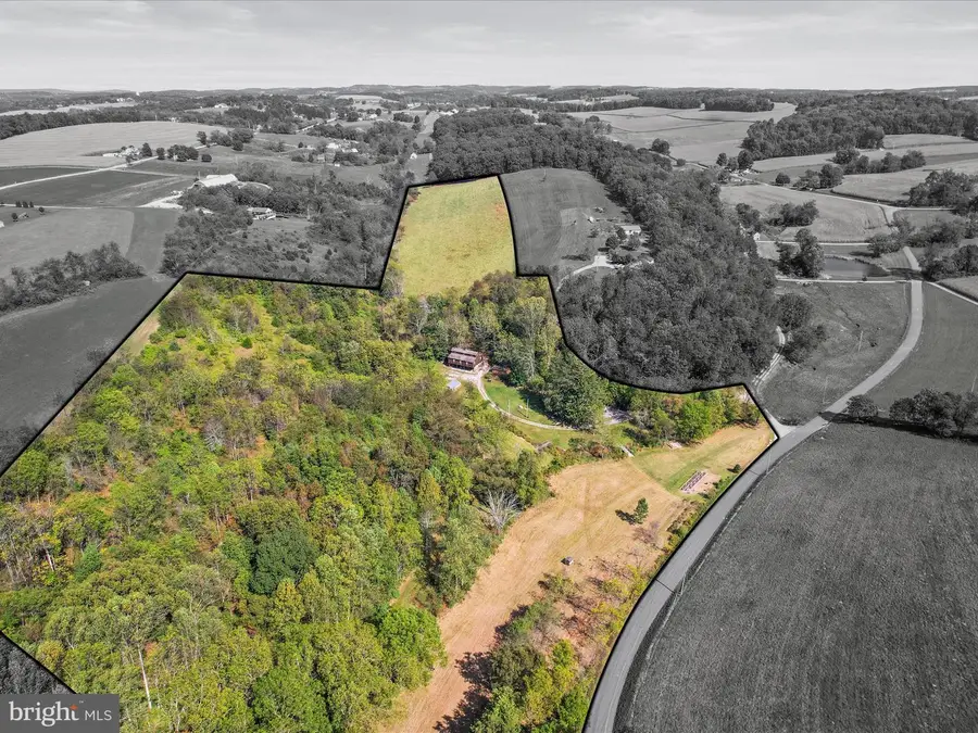 2122 W Springfield Rd, Glen Rock, PA 17327 - Image #2