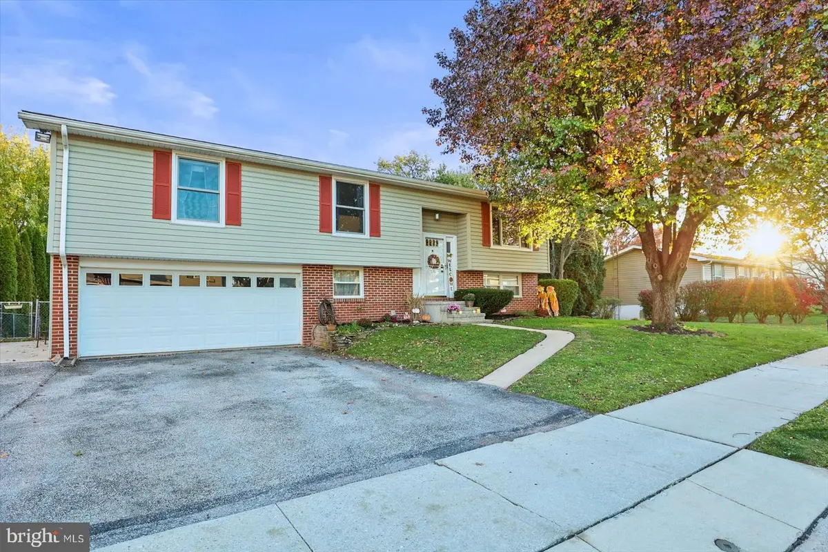 520 Oakwood Dr, Dover, PA 17315 - Image #1