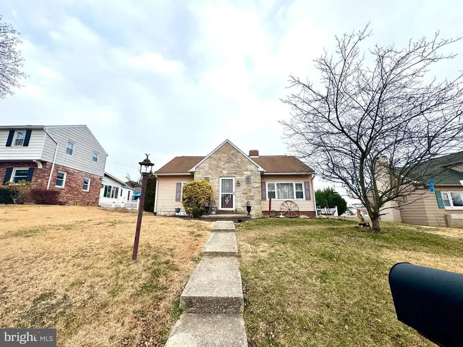 1321 Canterbury Ln, York, PA 17406 - Image #2