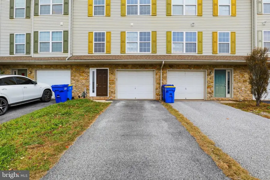 645 Fisher Dr, York, PA 17404 - Image #3