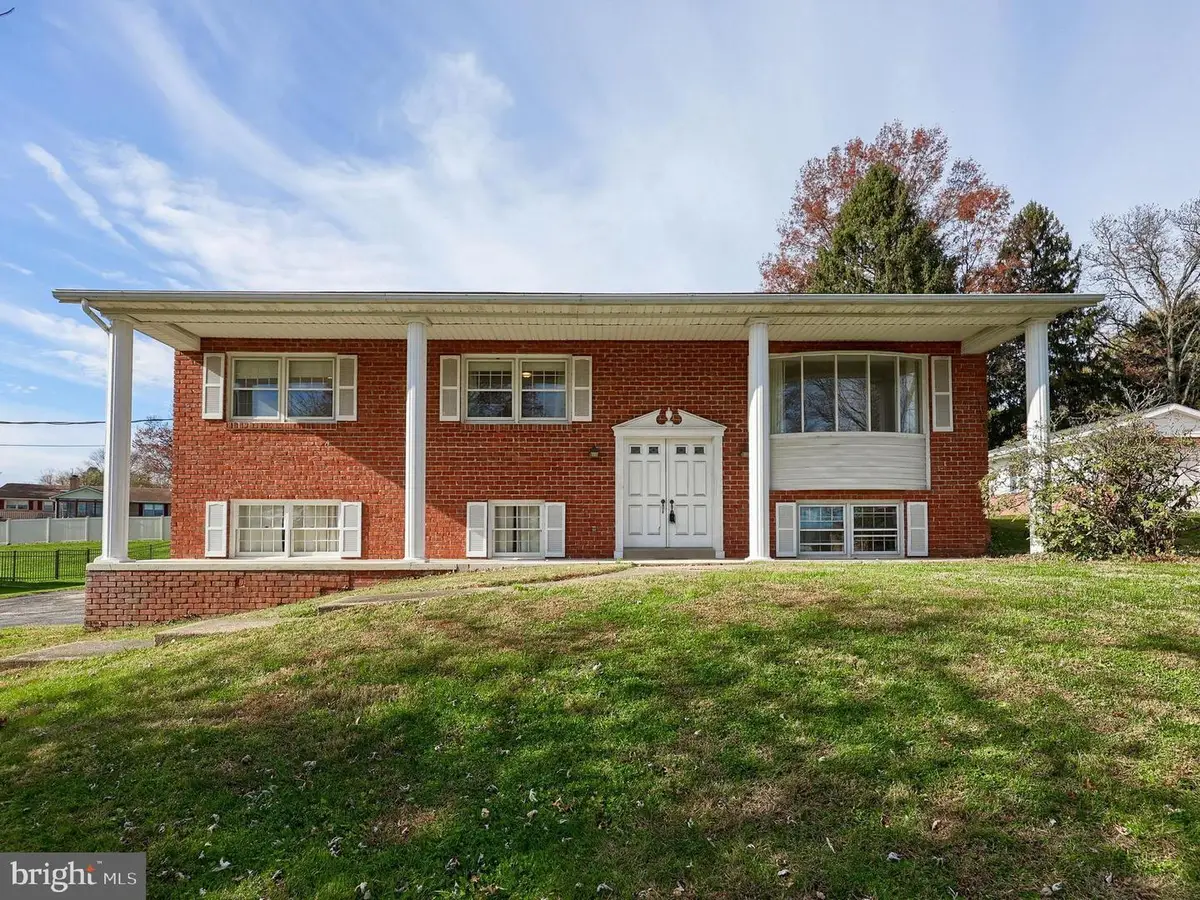 90 Churchill Dr, York, PA 17403 - Image #1