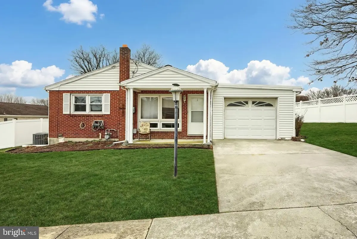 8 Cedarlyn Dr, York, PA 17408 - Image #1