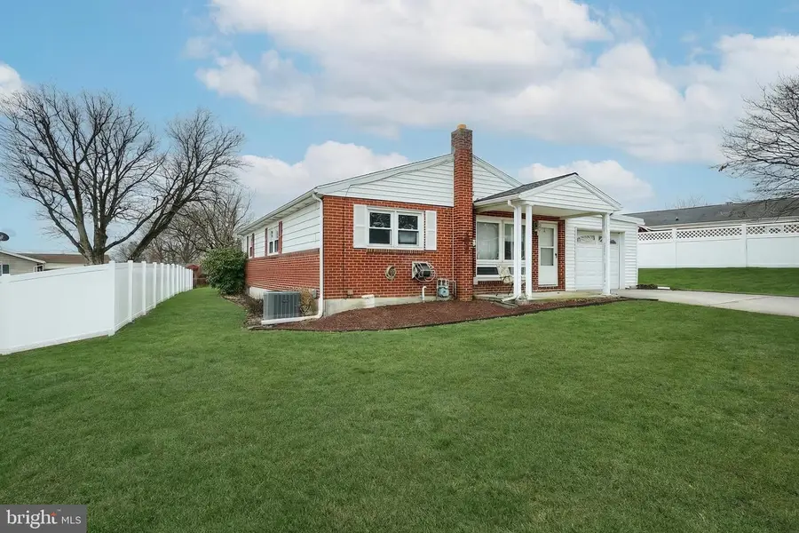 8 Cedarlyn Dr, York, PA 17408 - Image #2