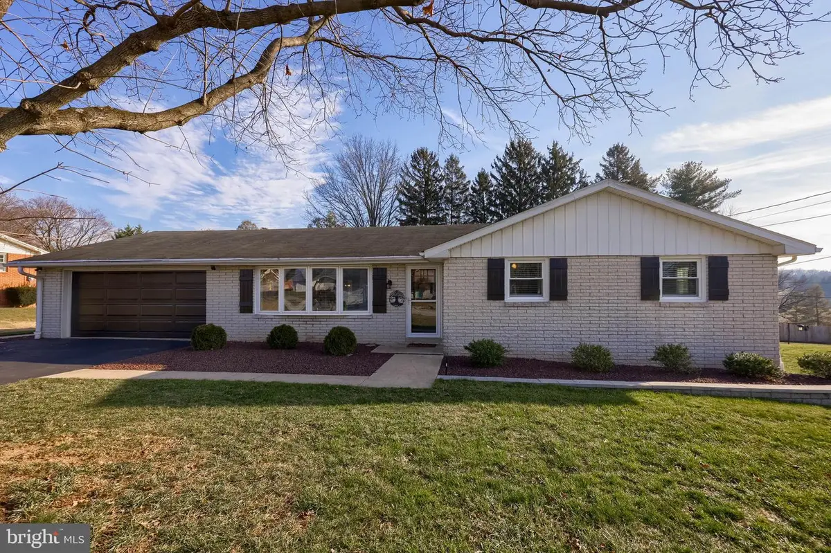 140 Ridgefield Dr, York, PA 17403 - Image #1