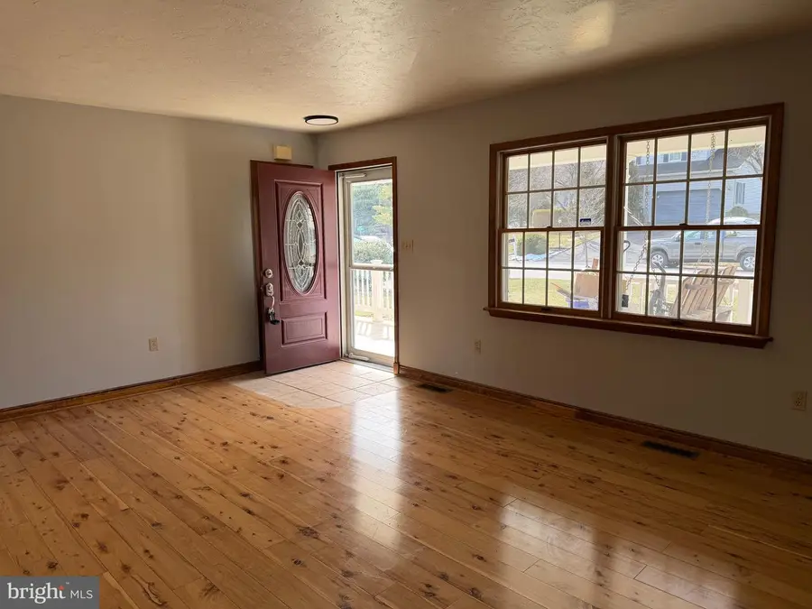 131 Timber Ln, Hanover, PA 17331 - Image #2