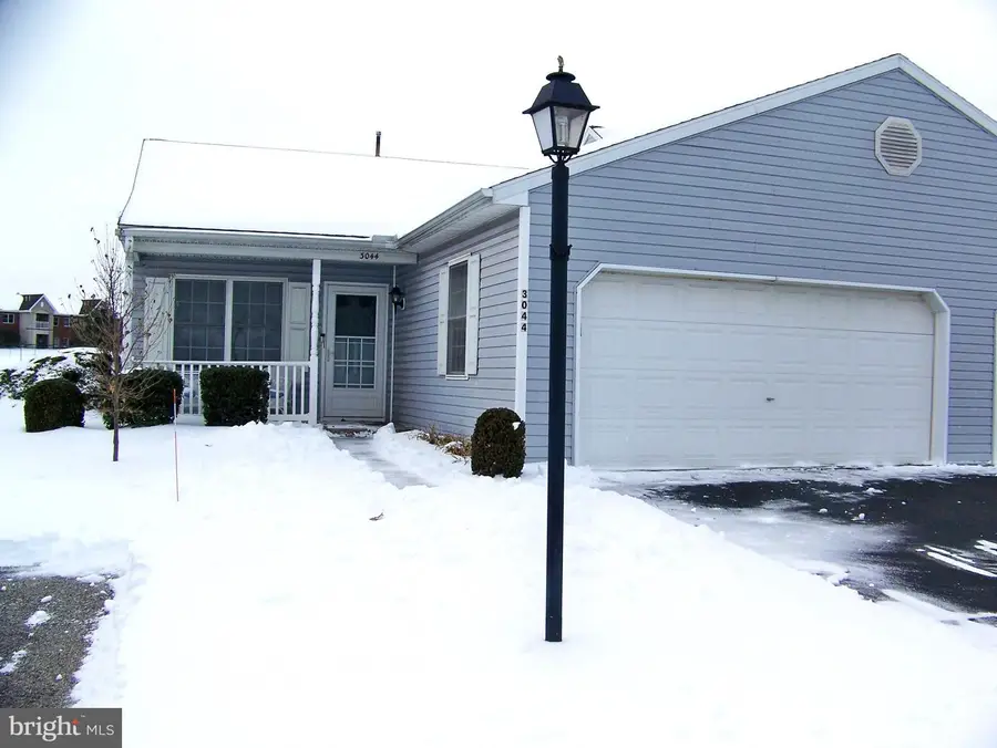 3044 Village Cir W, York, PA 17404 - #2