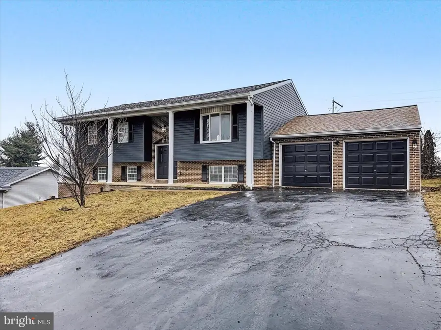 1360 Breezeview Dr, York, PA 17404 - #2