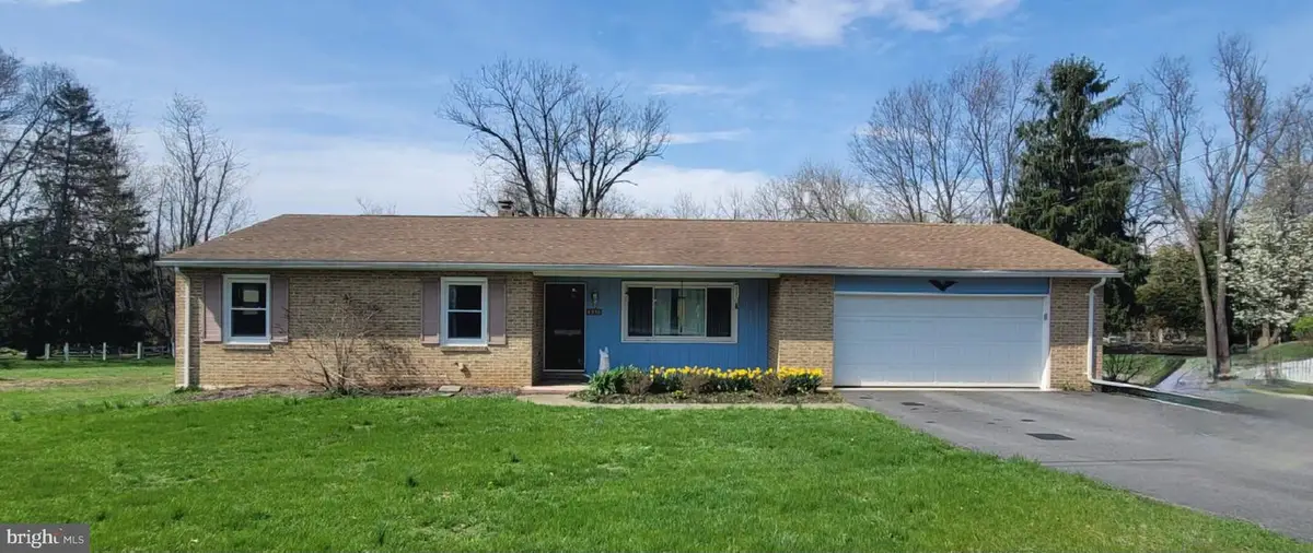 4330 Pinewood Ln, York, PA 17402 - #1