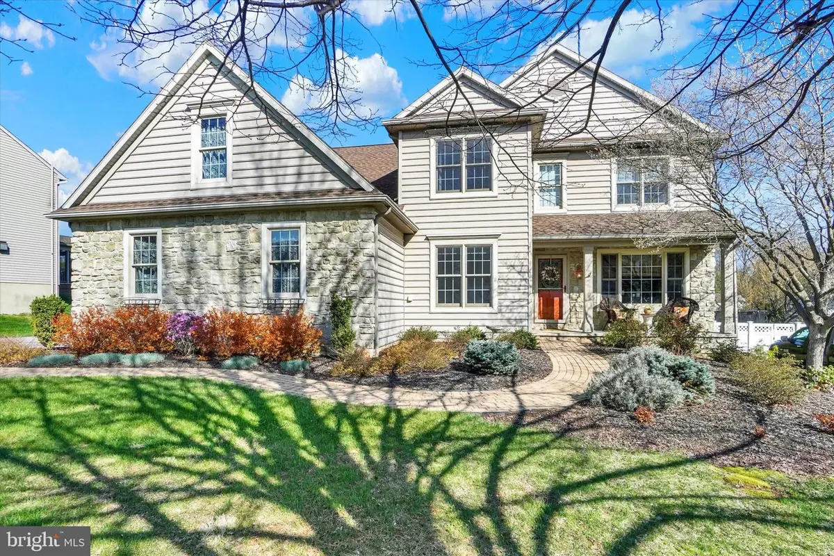 934 Castle Pond Dr, York, PA 17402 - #1