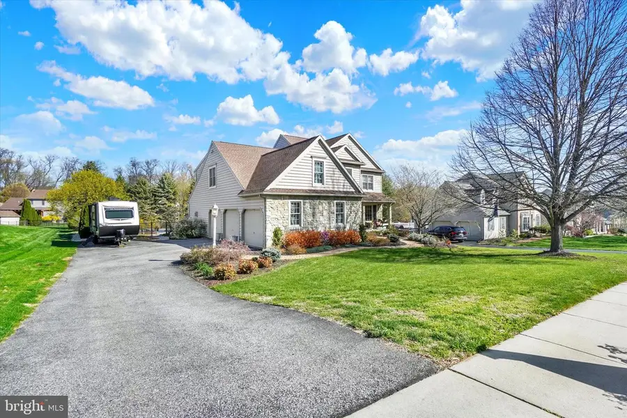 934 Castle Pond Dr, York, PA 17402 - #2