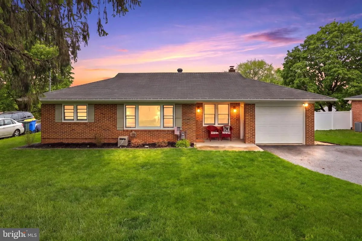 332 Donna Ln, York, PA 17403 - #1