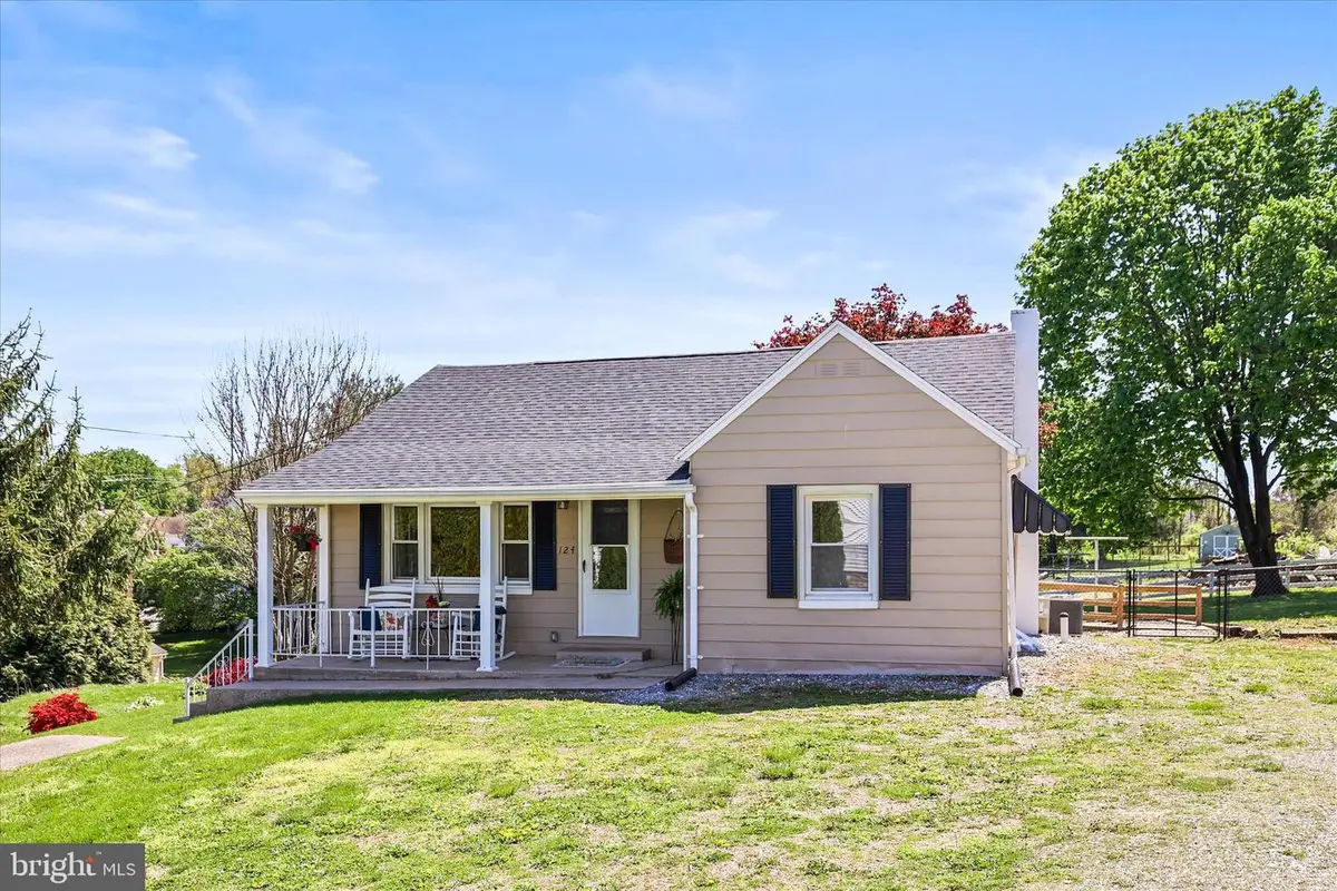 124 S Main St, Seven Valleys, PA 17360 - #1