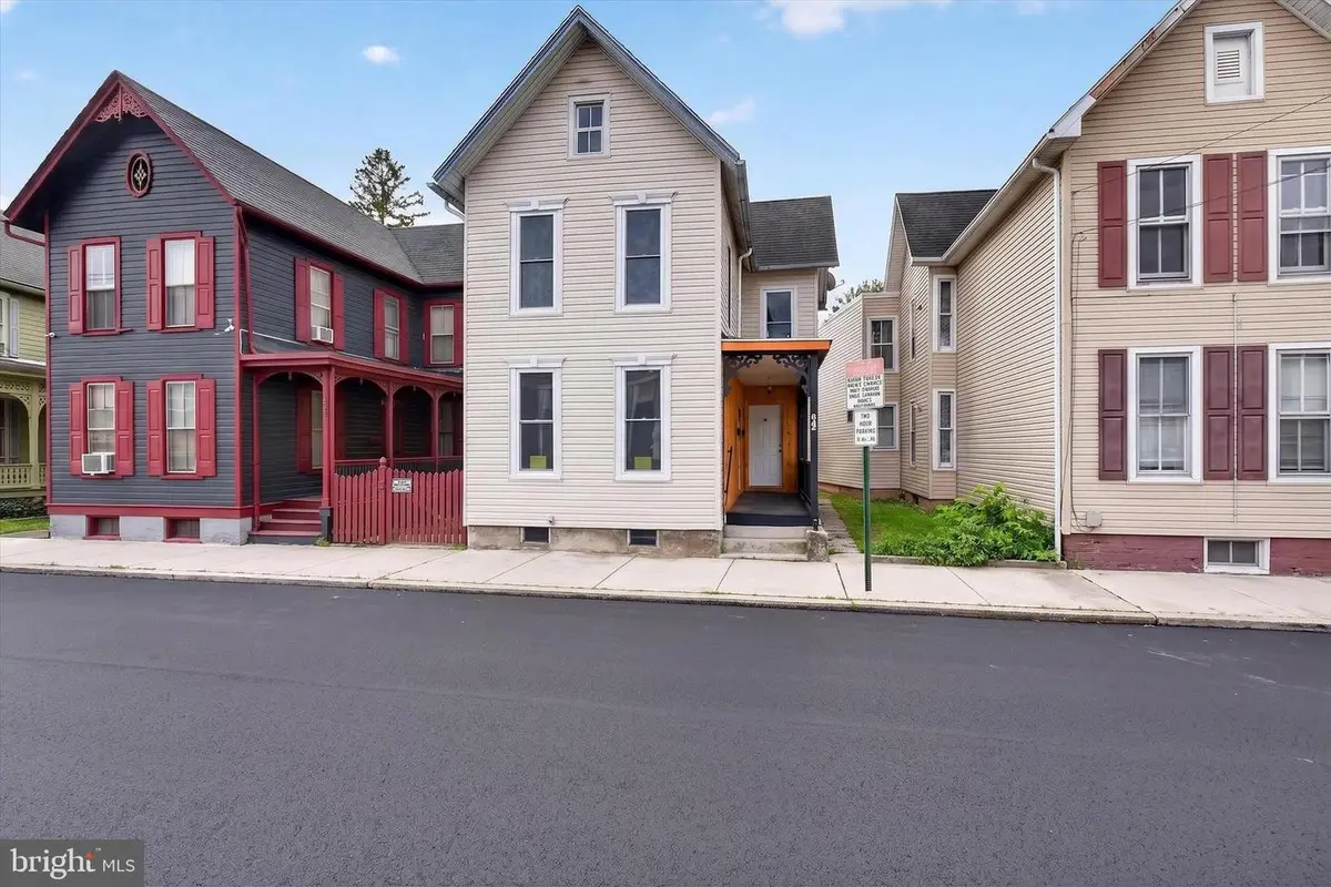 125 E Chestnut St, Hanover, PA 17331 - #1