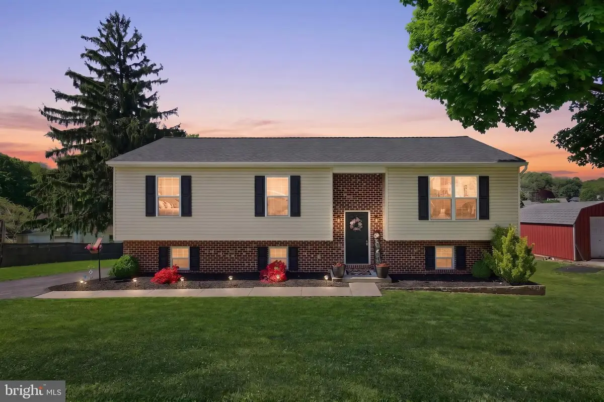 18 E High St, Yoe, PA 17313 - #1