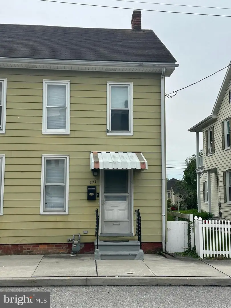 229 Locust St, Hanover, PA 17331 - #2