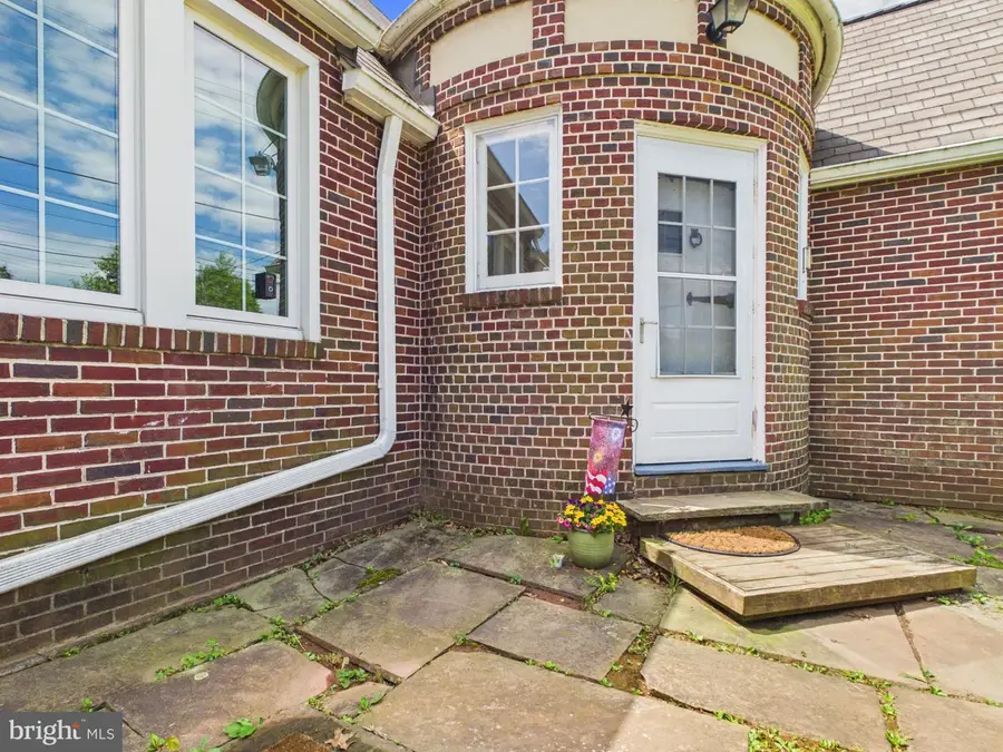 2266 Sunset Ln, York, PA 17408 - #3
