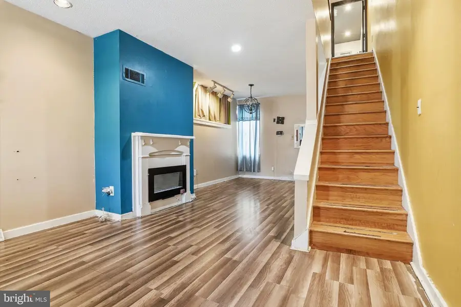 946 W College Ave, York, PA 17401 - #2