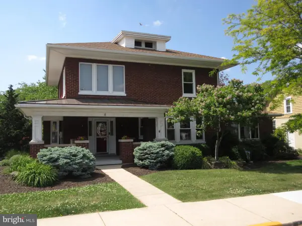 8 N 4th St, MOUNT WOLF, PA 17347