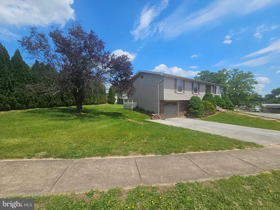 208 Willow Dr, Dover, PA 17315 - #2