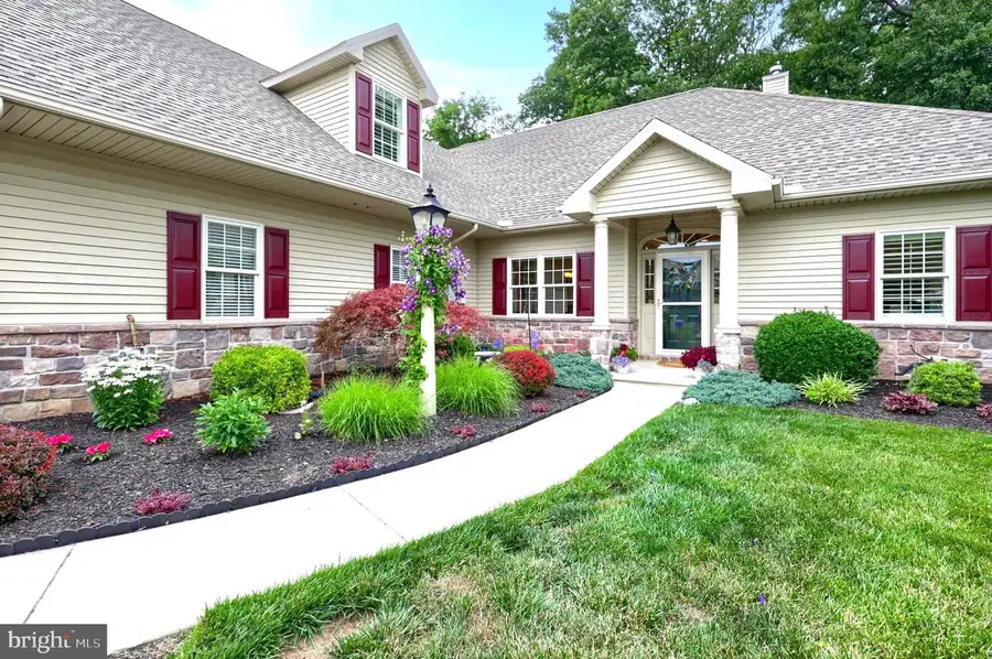 865 Meadow Ct, York, PA 17402 - #2