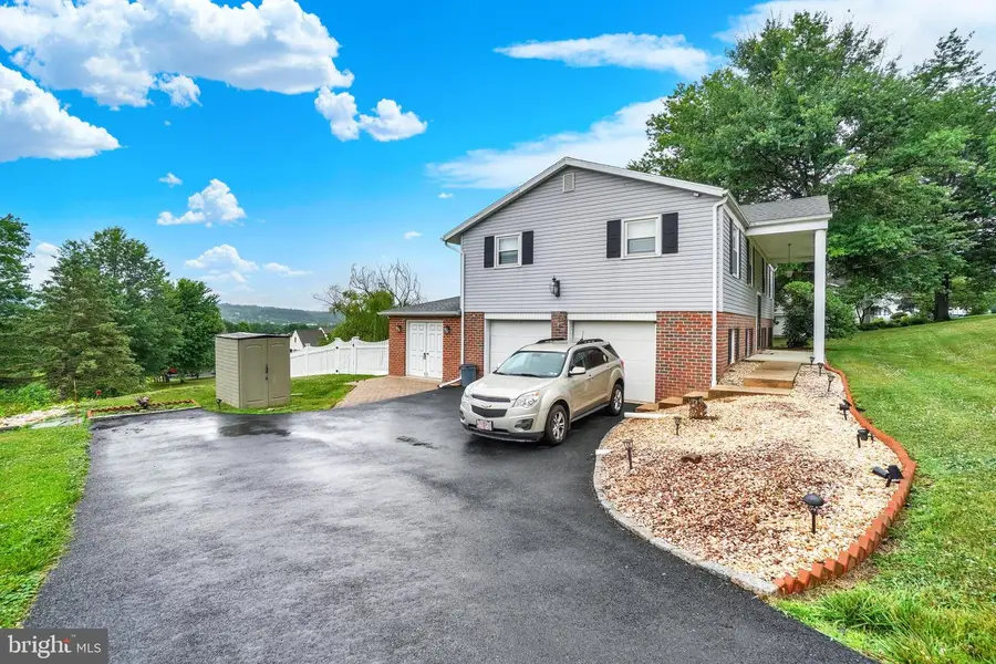 20 Oak Dr, Mount Wolf, PA 17347 - #2