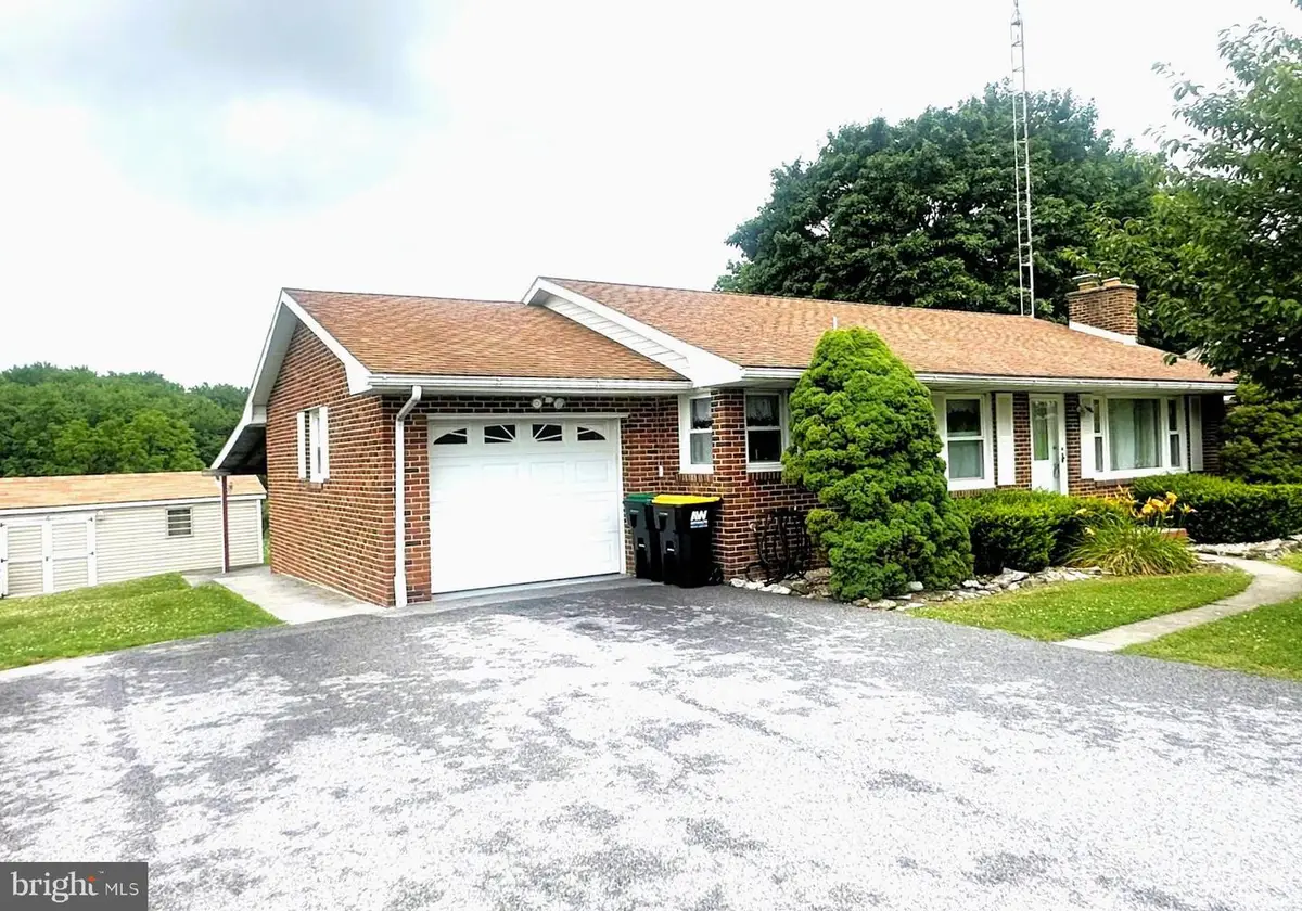 985 Fairview Dr, Hanover, PA 17331 - #1
