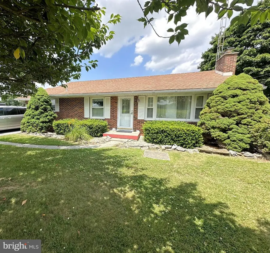 985 Fairview Dr, Hanover, PA 17331 - #2